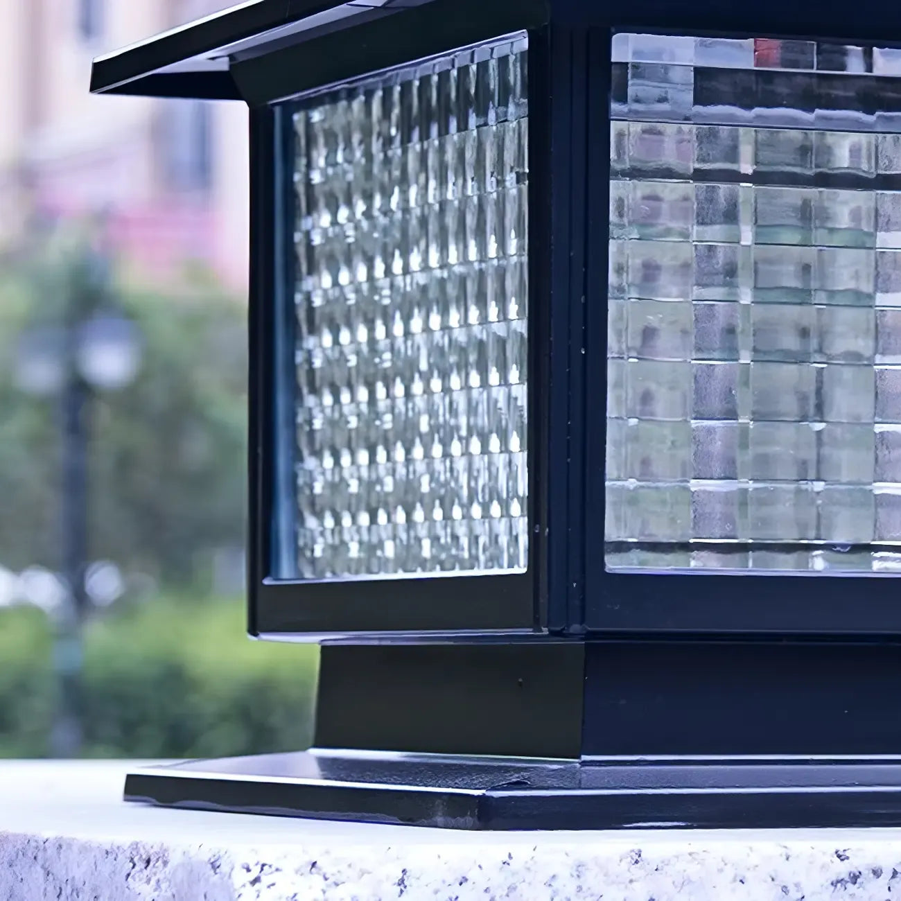 Lampe solaire extérieure carrée en métal noir et verre avec capuchon de poteau pour jardin ou cour