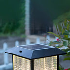 Lampe solaire extérieure carrée en métal noir et verre avec capuchon de poteau pour jardin ou cour