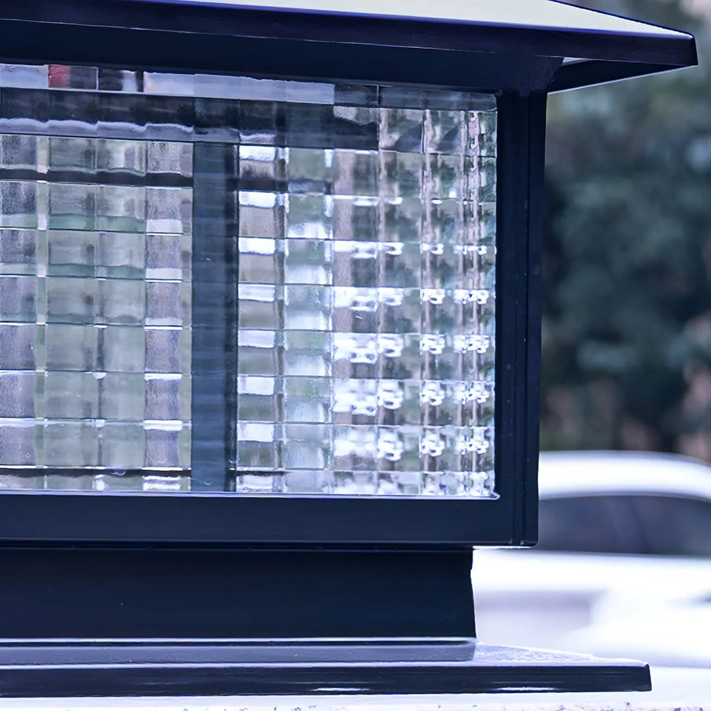 Lampe solaire extérieure carrée en métal noir et verre avec capuchon de poteau pour jardin ou cour