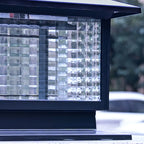 Lampe solaire extérieure carrée en métal noir et verre avec capuchon de poteau pour jardin ou cour