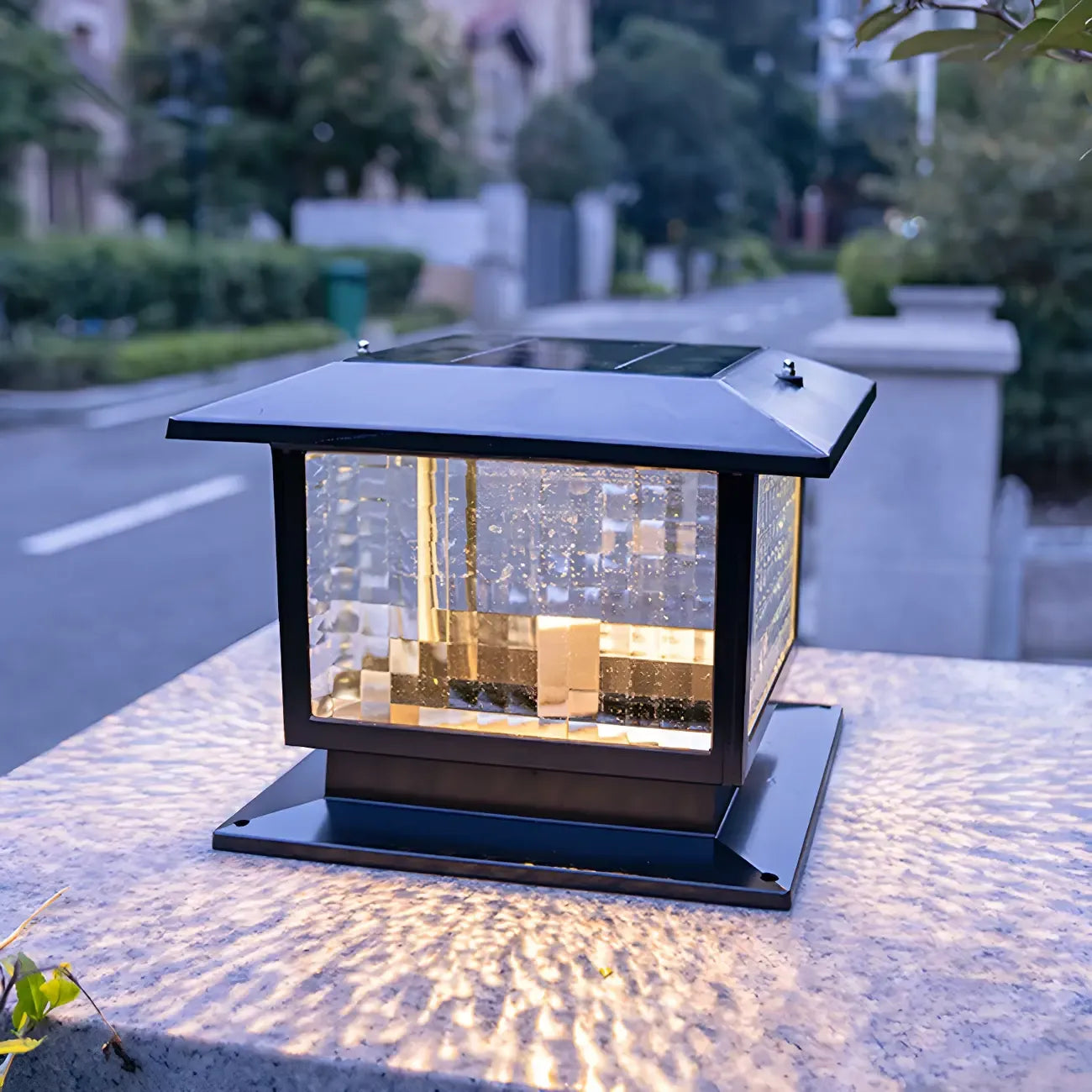 Lampe solaire extérieure carrée en métal noir et verre avec capuchon de poteau pour jardin ou cour