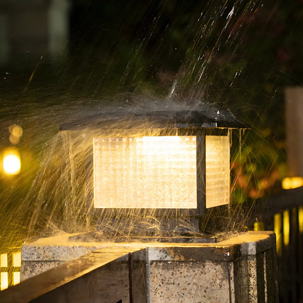 Lampe solaire extérieure carrée en métal noir et verre avec capuchon de poteau pour jardin ou cour