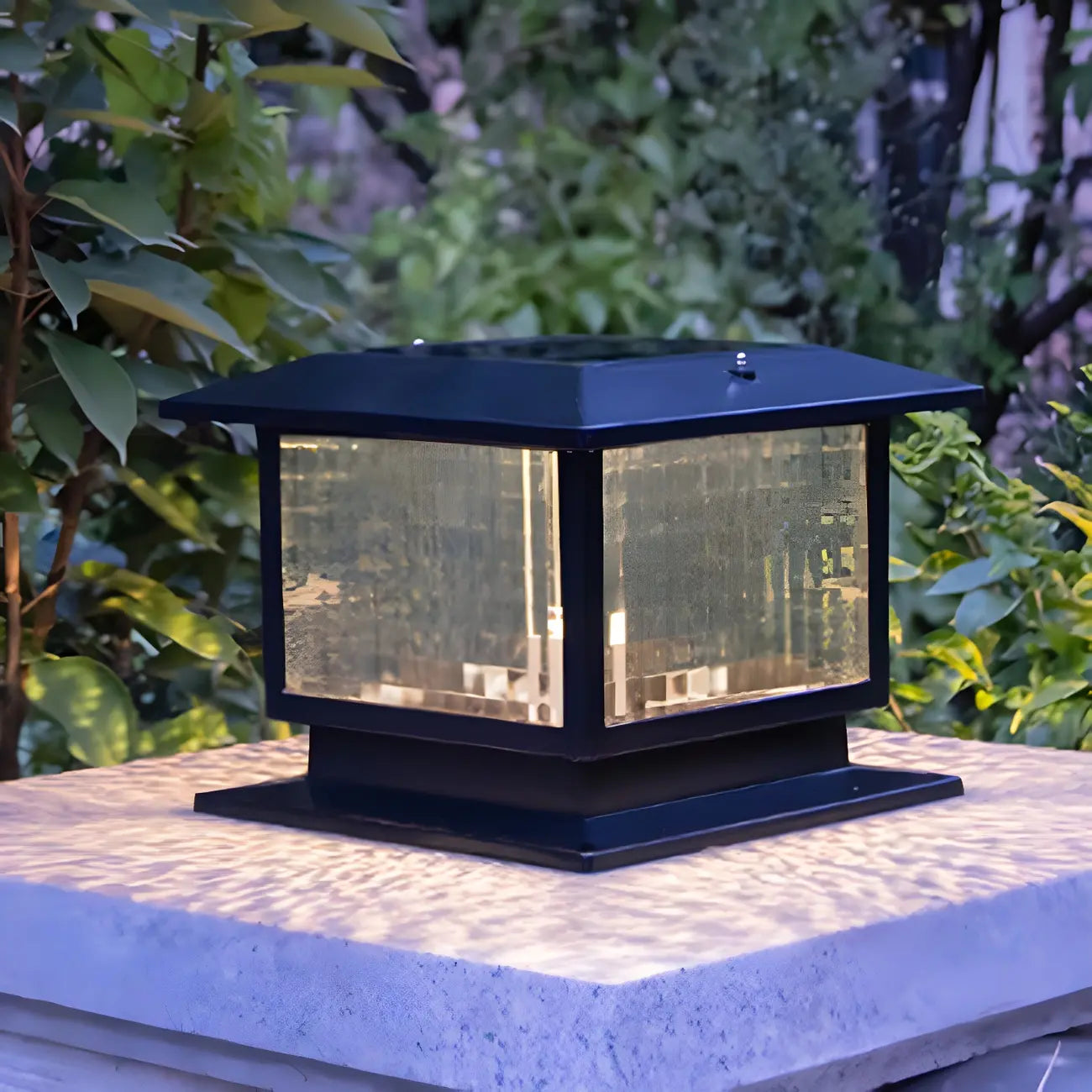 Lampe solaire extérieure carrée en métal noir et verre avec capuchon de poteau pour jardin ou cour