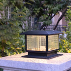 Lampe solaire extérieure carrée en métal noir et verre avec capuchon de poteau pour jardin ou cour