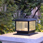 Lampe solaire extérieure carrée en métal noir et verre avec capuchon de poteau pour jardin ou cour