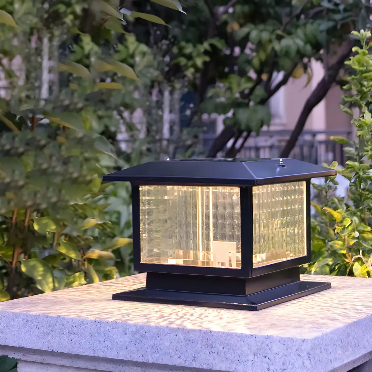 Lampe solaire extérieure carrée en métal noir et verre avec capuchon de poteau pour jardin ou cour