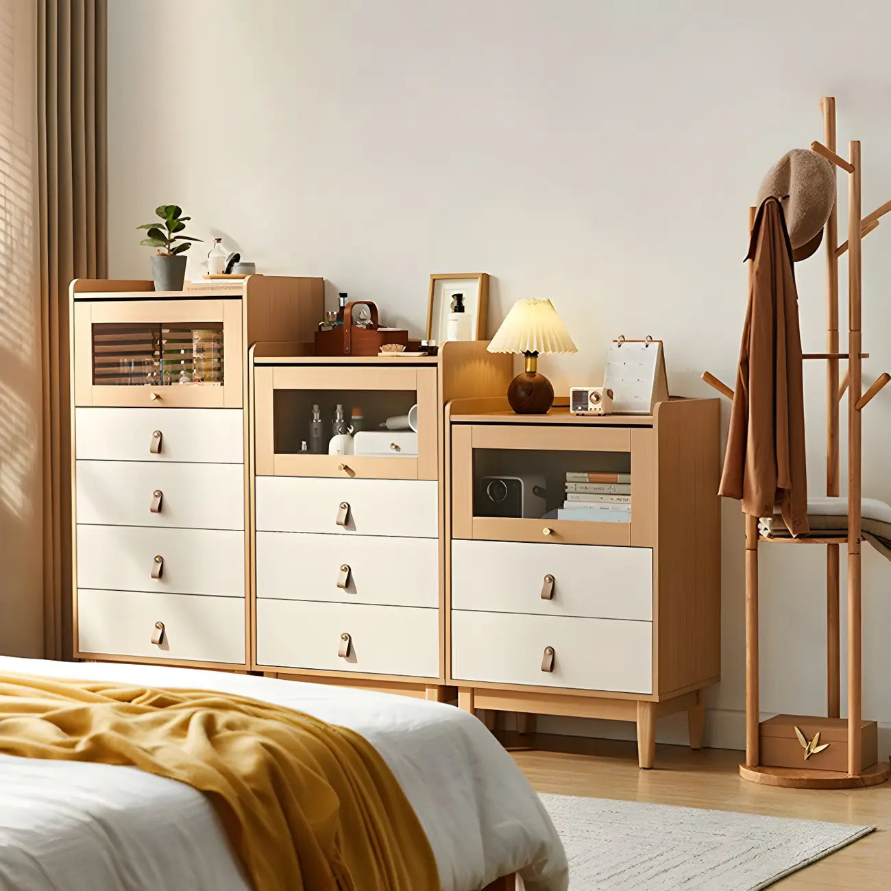 Commode en bois clair, finition naturelle durable et tiroirs en verre