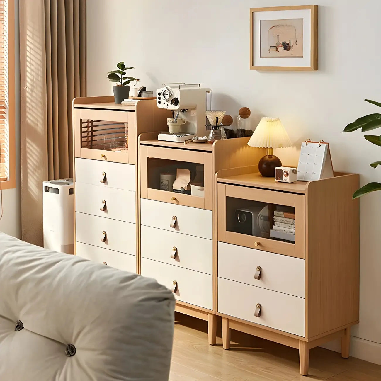 Commode en bois clair, finition naturelle durable et tiroirs en verre