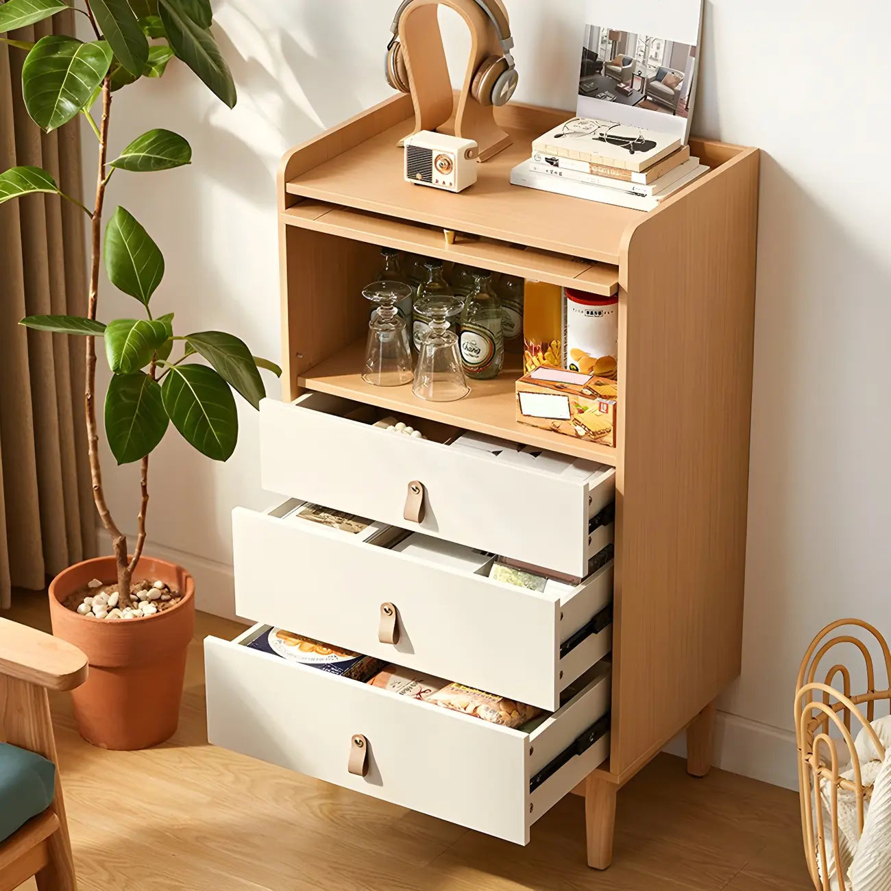 Commode en bois clair, finition naturelle durable et tiroirs en verre