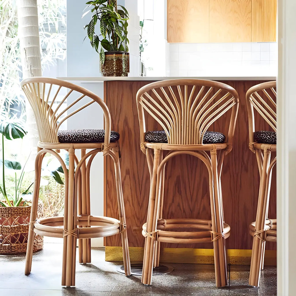 Tabourets de bar contemporains en bois et rotin avec repose-pieds