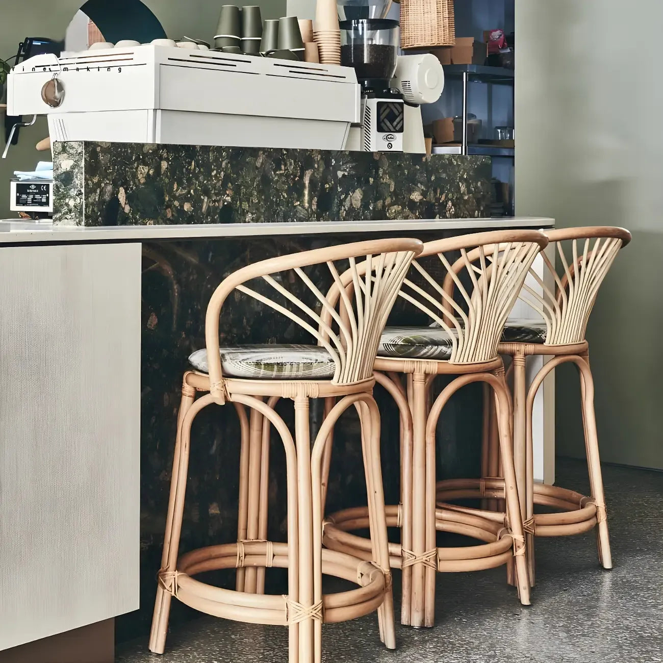 Tabourets de bar contemporains en bois et rotin avec repose-pieds