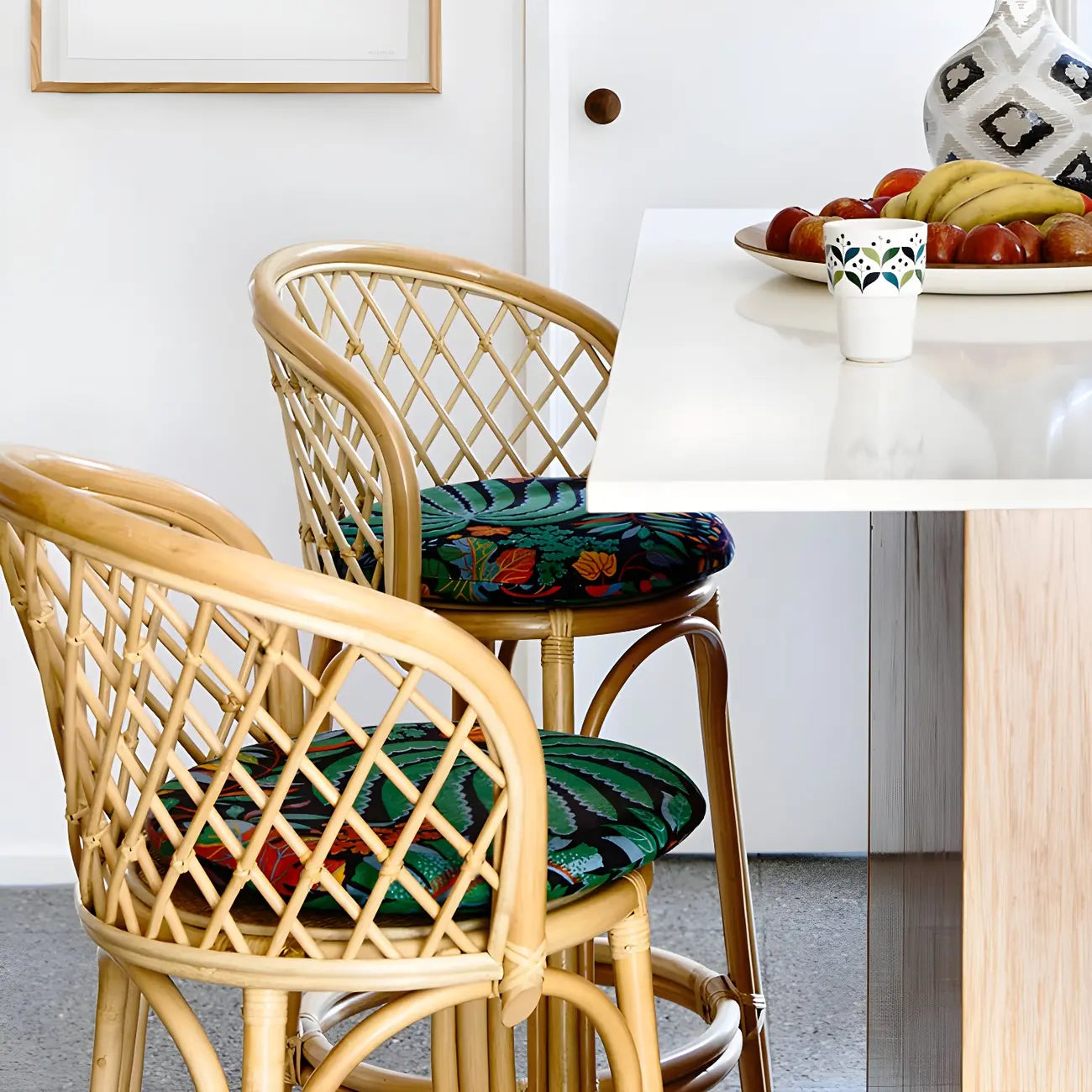 Tabourets de bar contemporains en bois et rotin avec repose-pieds