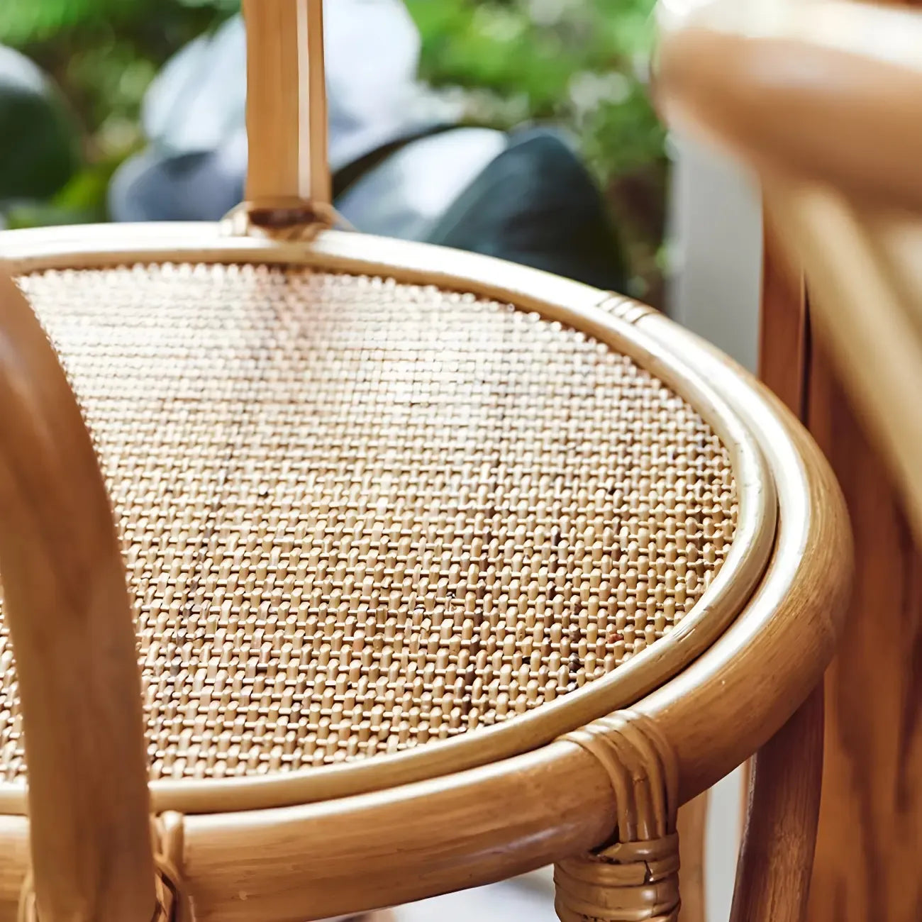 Tabourets de bar contemporains en bois et rotin avec repose-pieds