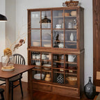Credenza in legno marrone con ante in vetro e ripiani regolabili