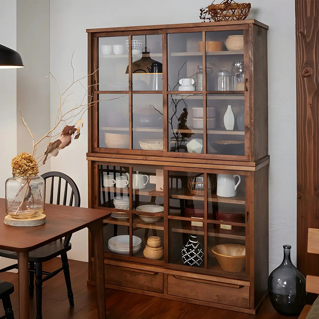 Credenza in legno marrone con ante in vetro e ripiani regolabili