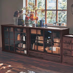 Credenza in legno marrone con ante in vetro e ripiani regolabili