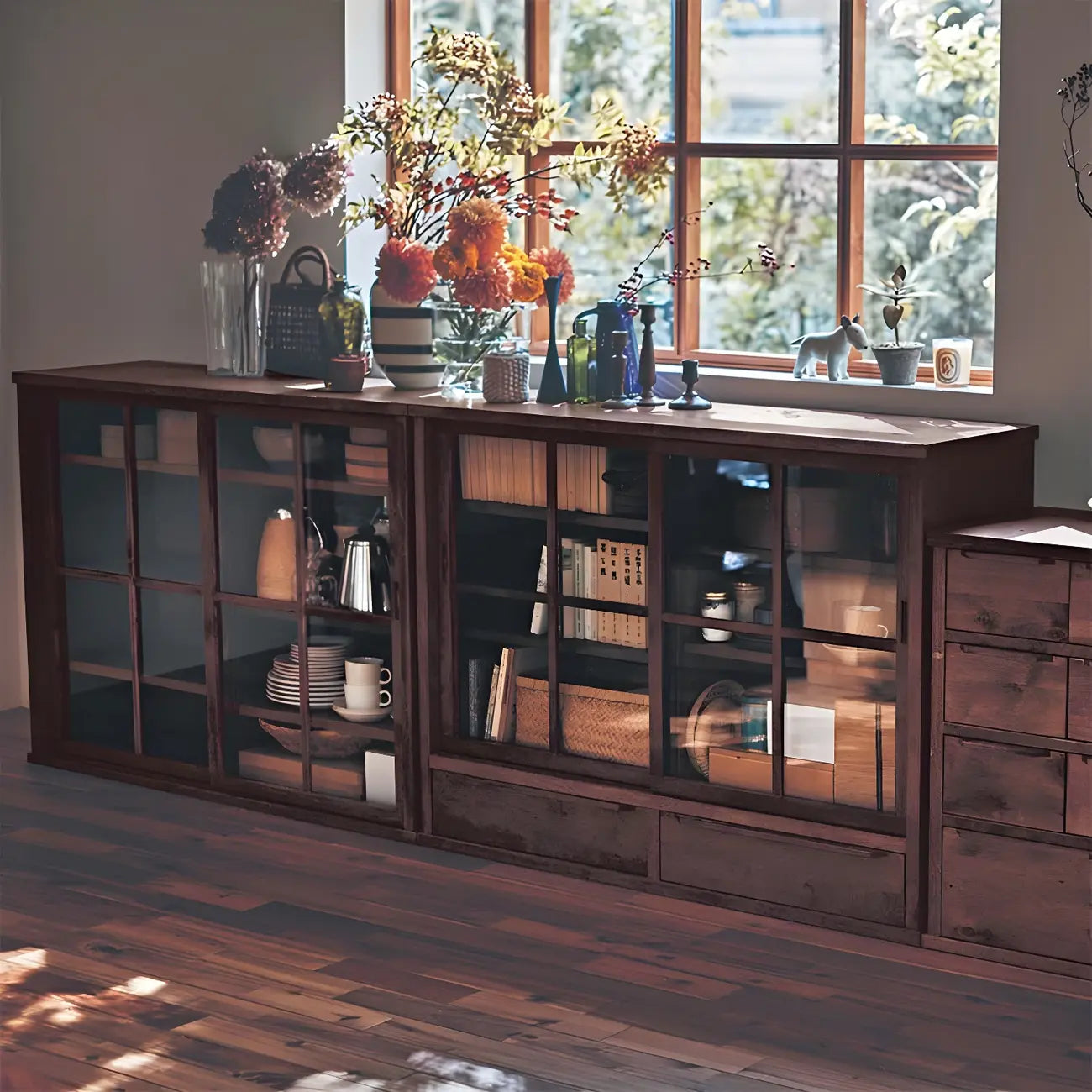Credenza in legno marrone con ante in vetro e ripiani regolabili