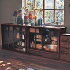 Credenza in legno marrone con ante in vetro e ripiani regolabili