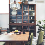 Credenza in legno marrone con ante in vetro e ripiani regolabili