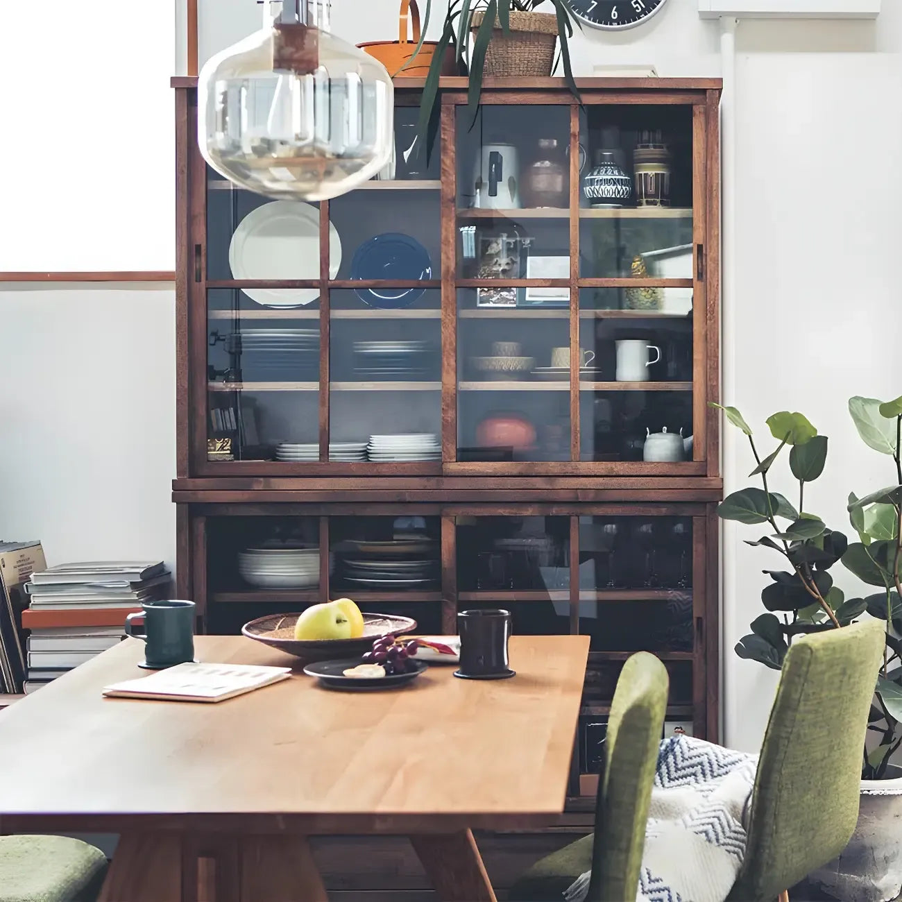 Credenza in legno marrone con ante in vetro e ripiani regolabili