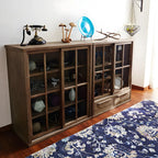 Credenza in legno marrone con ante in vetro e ripiani regolabili