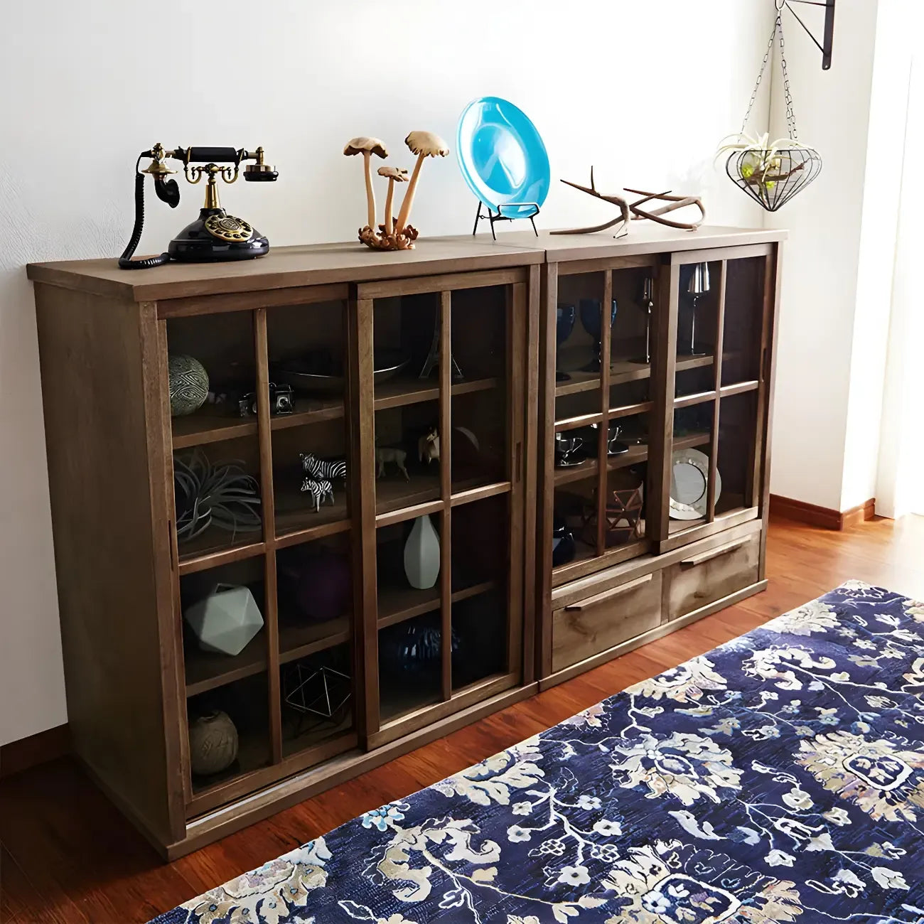 Credenza in legno marrone con ante in vetro e ripiani regolabili