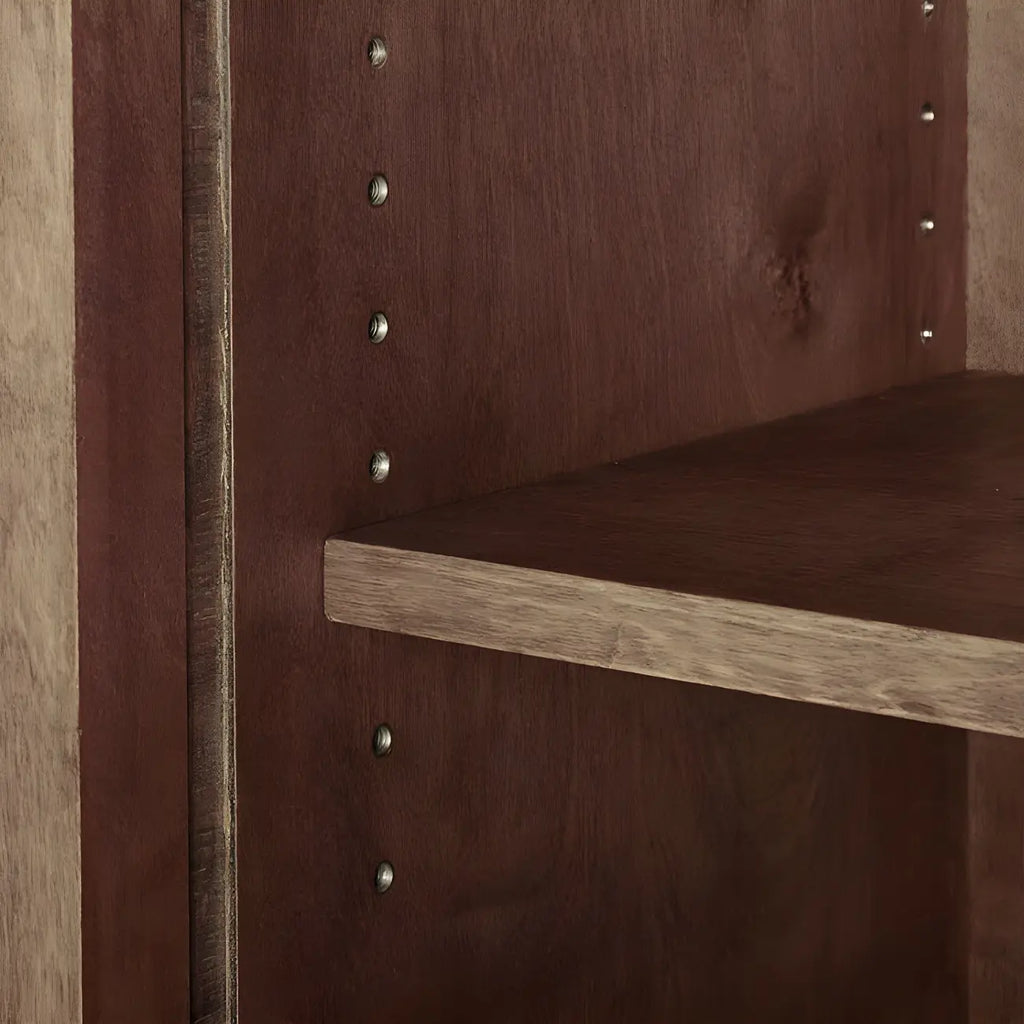 Credenza in legno marrone con ante in vetro e ripiani regolabili