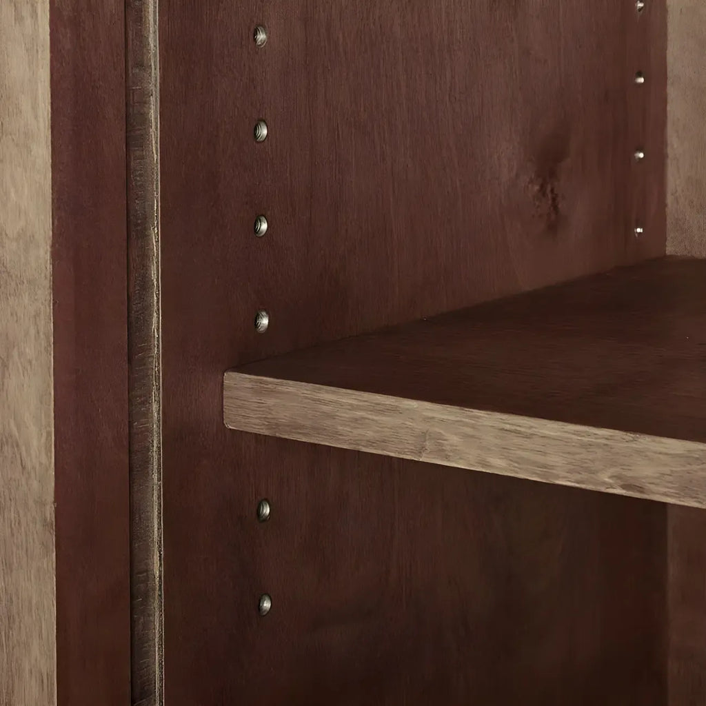 Credenza in legno marrone con ante in vetro e ripiani regolabili
