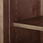 Credenza in legno marrone con ante in vetro e ripiani regolabili