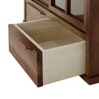 Credenza in legno marrone con ante in vetro e ripiani regolabili