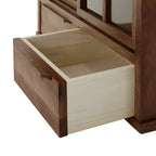 Credenza in legno marrone con ante in vetro e ripiani regolabili