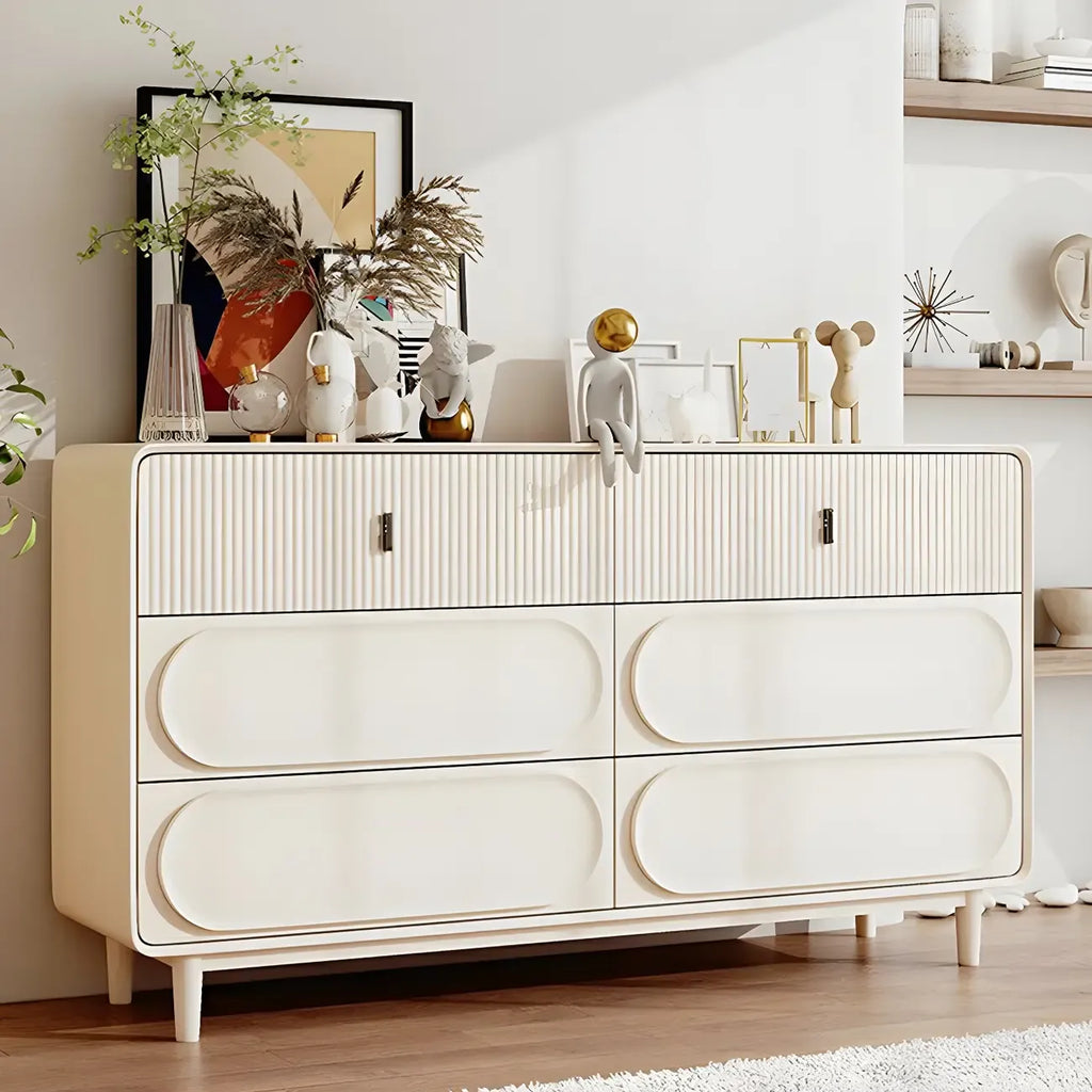 Commode classique en bois blanc avec poignées et tiroirs en métal