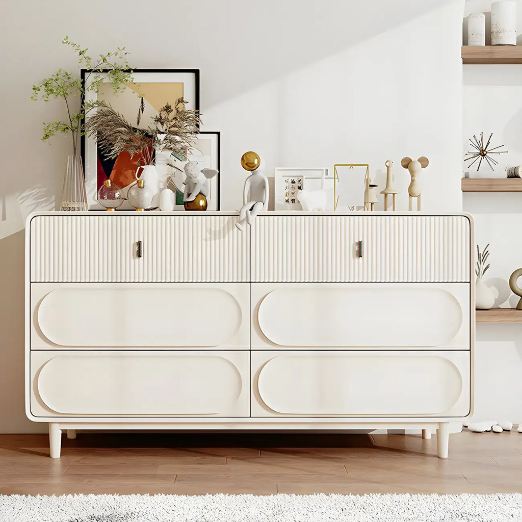 Commode classique en bois blanc avec poignées et tiroirs en métal