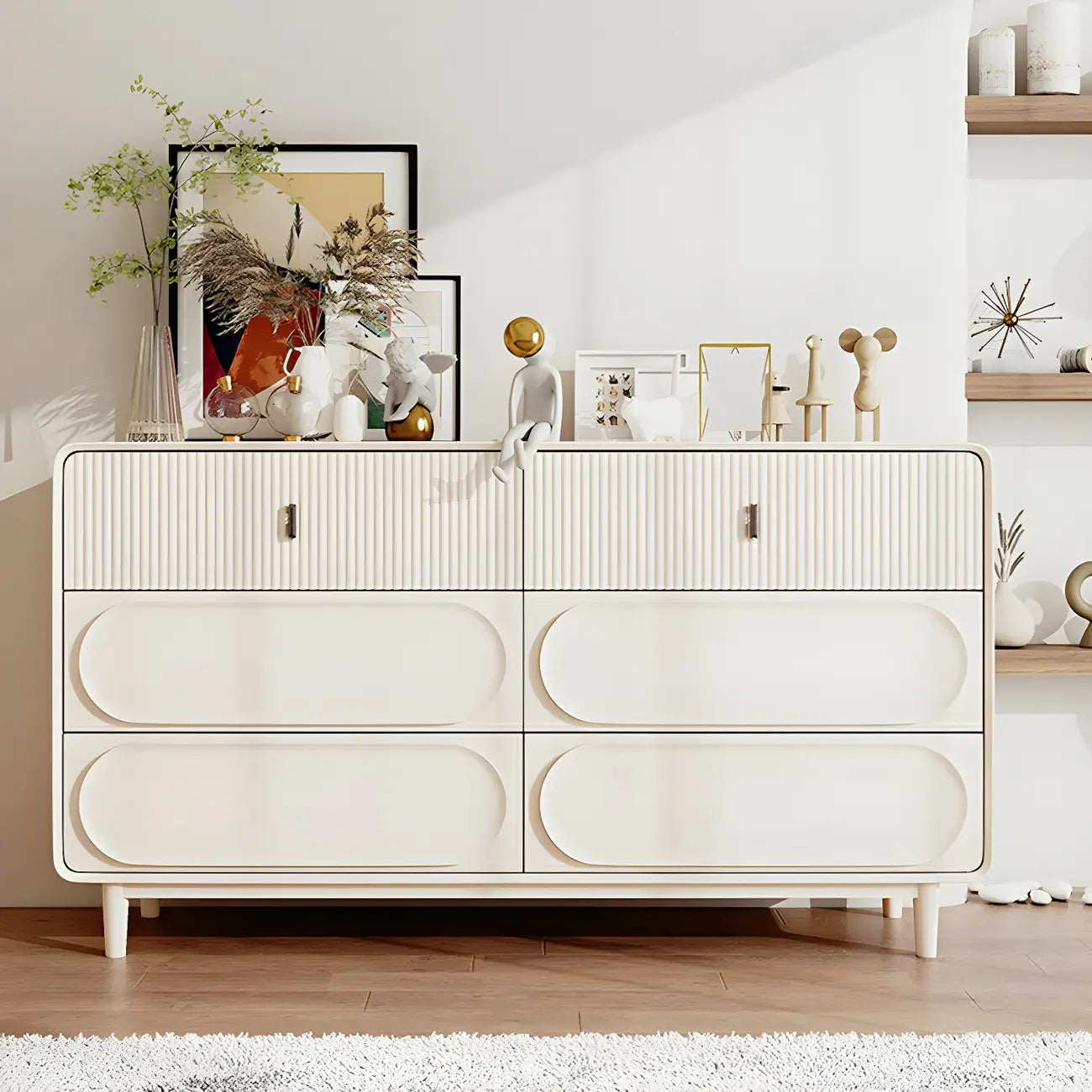 Commode classique en bois blanc avec poignées et tiroirs en métal