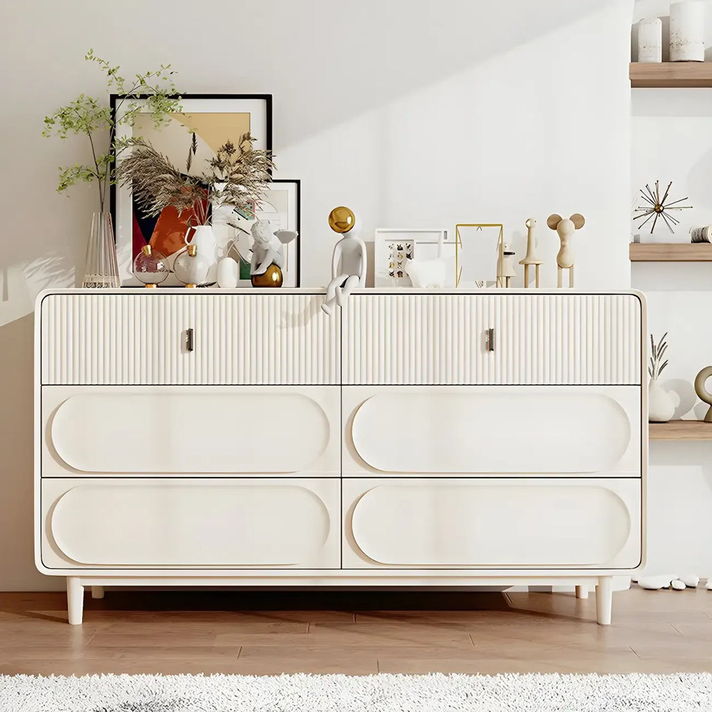 Commode classique en bois blanc avec poignées et tiroirs en métal