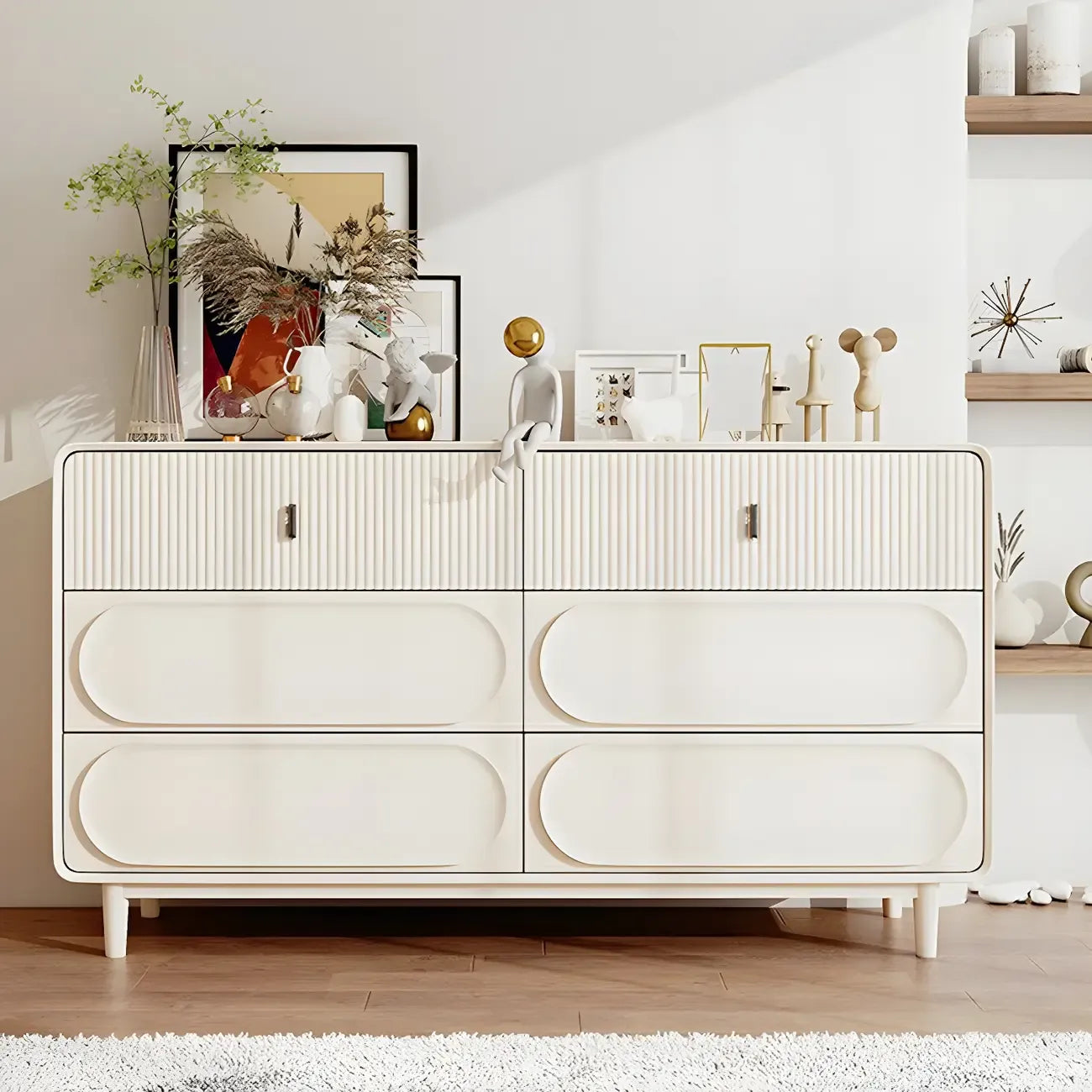 Commode classique en bois blanc avec poignées et tiroirs en métal
