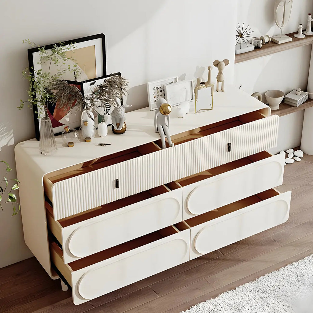 Commode classique en bois blanc avec poignées et tiroirs en métal
