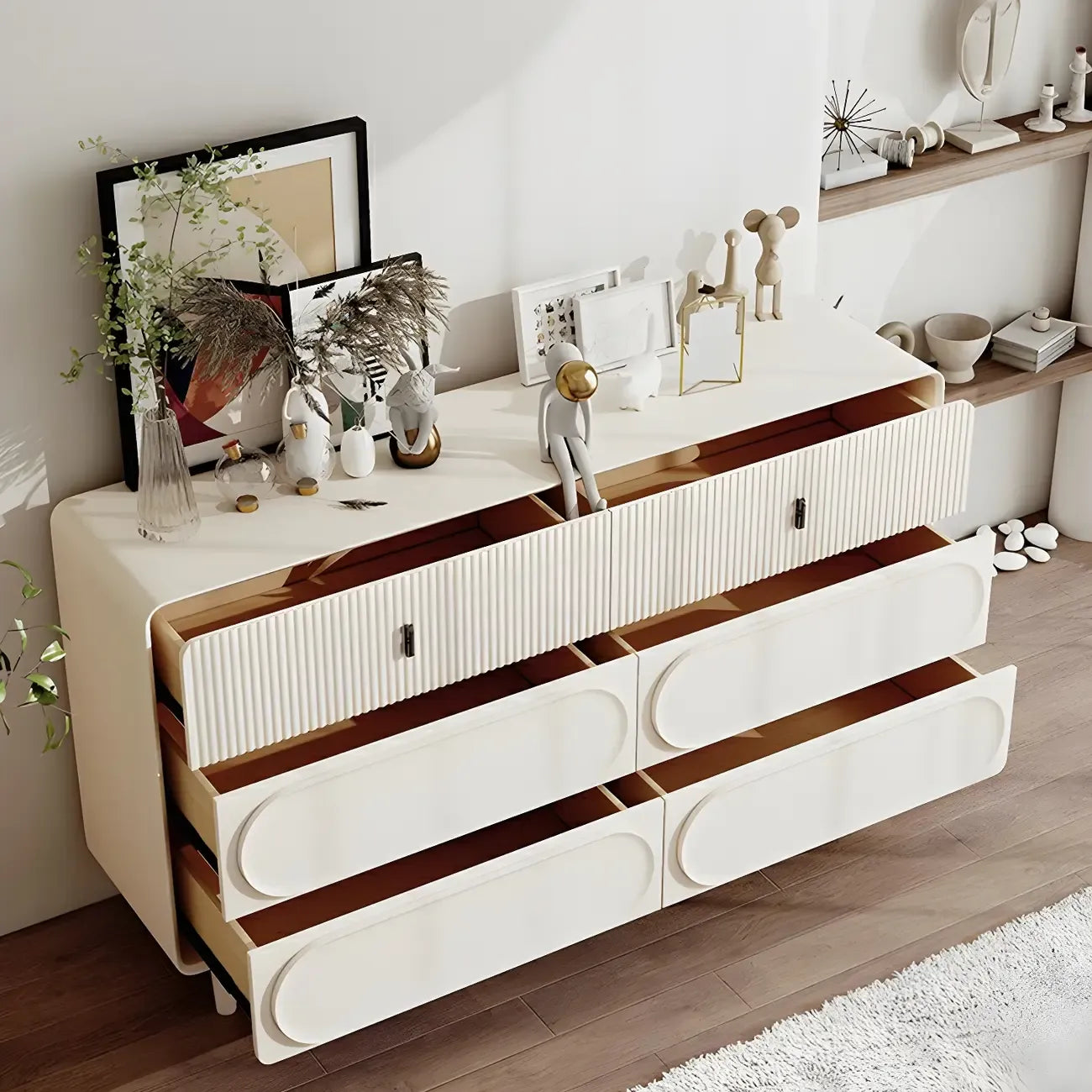 Commode classique en bois blanc avec poignées et tiroirs en métal