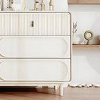 Commode classique en bois blanc avec poignées et tiroirs en métal