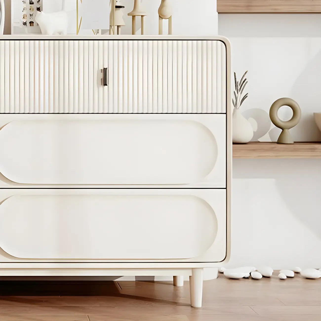 Commode classique en bois blanc avec poignées et tiroirs en métal