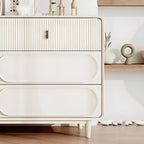Commode classique en bois blanc avec poignées et tiroirs en métal