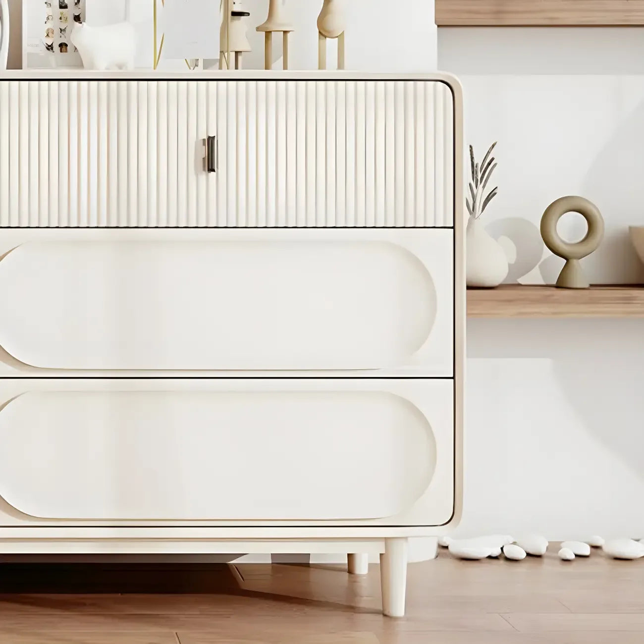 Commode classique en bois blanc avec poignées et tiroirs en métal