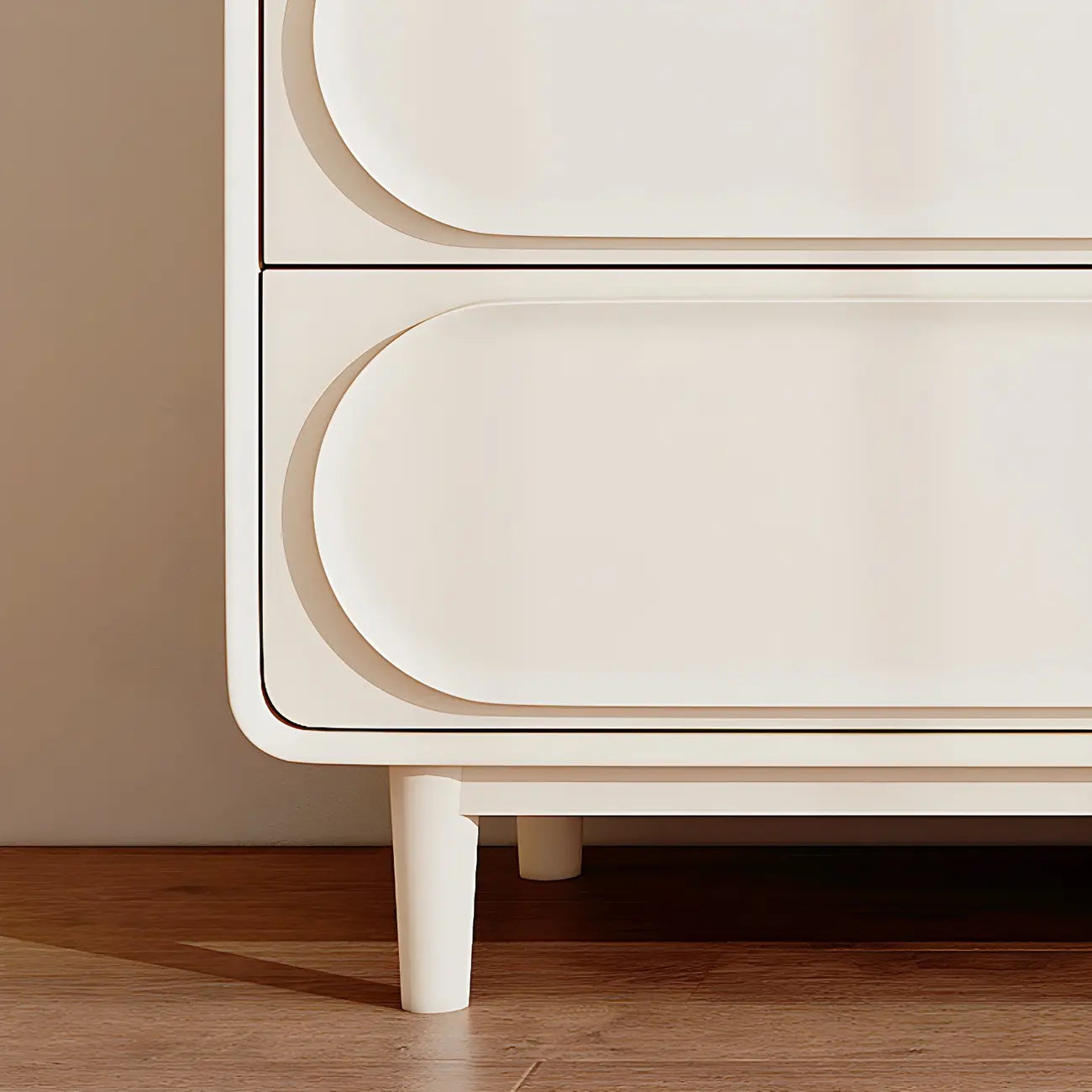 Commode classique en bois blanc avec poignées et tiroirs en métal