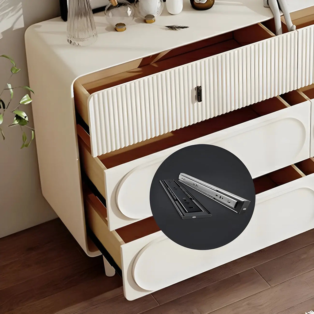 Commode classique en bois blanc avec poignées et tiroirs en métal