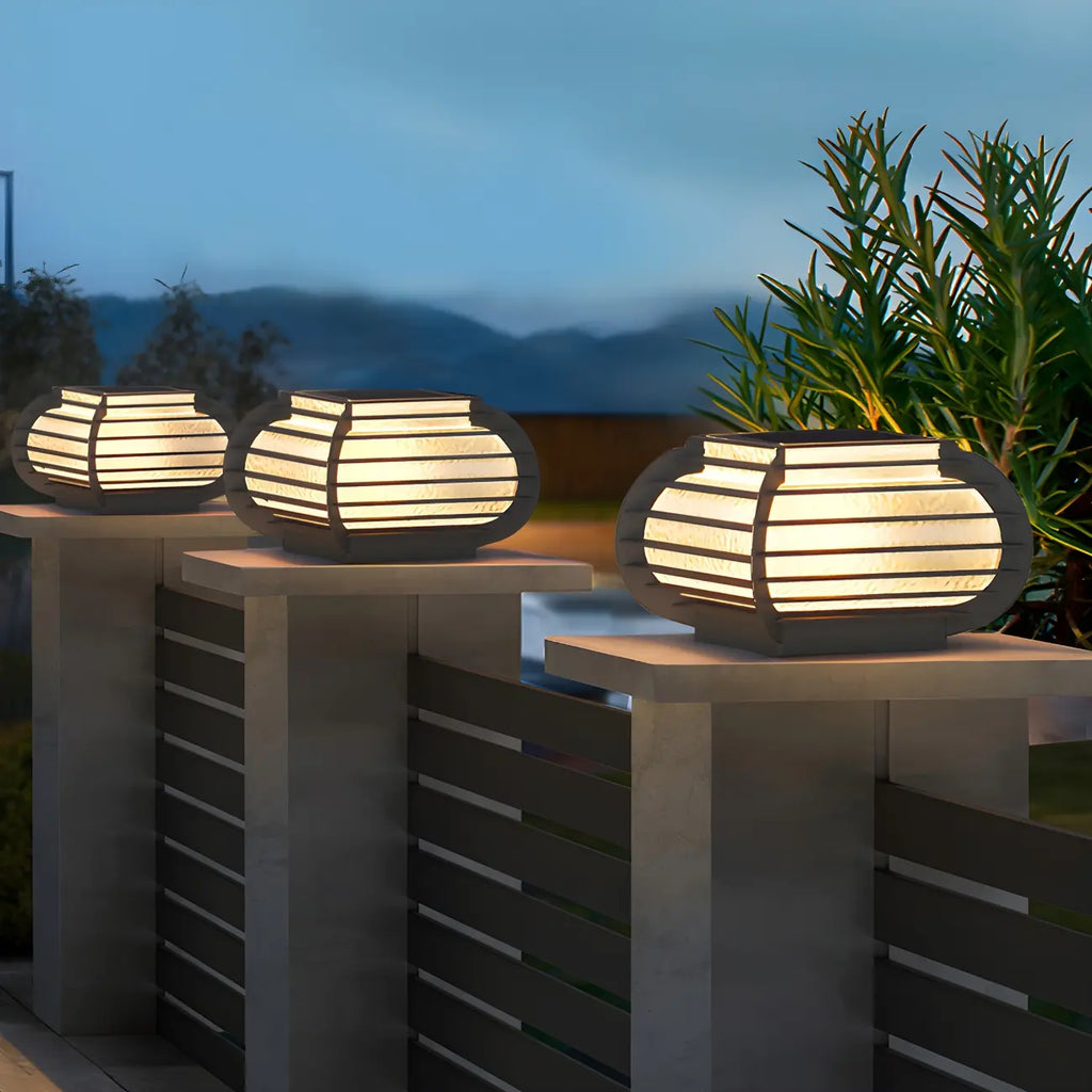 Lampadaires d'extérieur en métal noir côtelé à lumière chaude