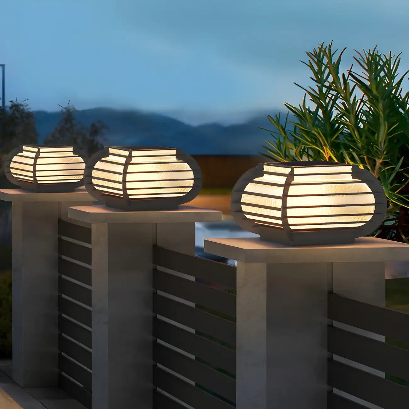 Lampadaires d'extérieur en métal noir côtelé à lumière chaude