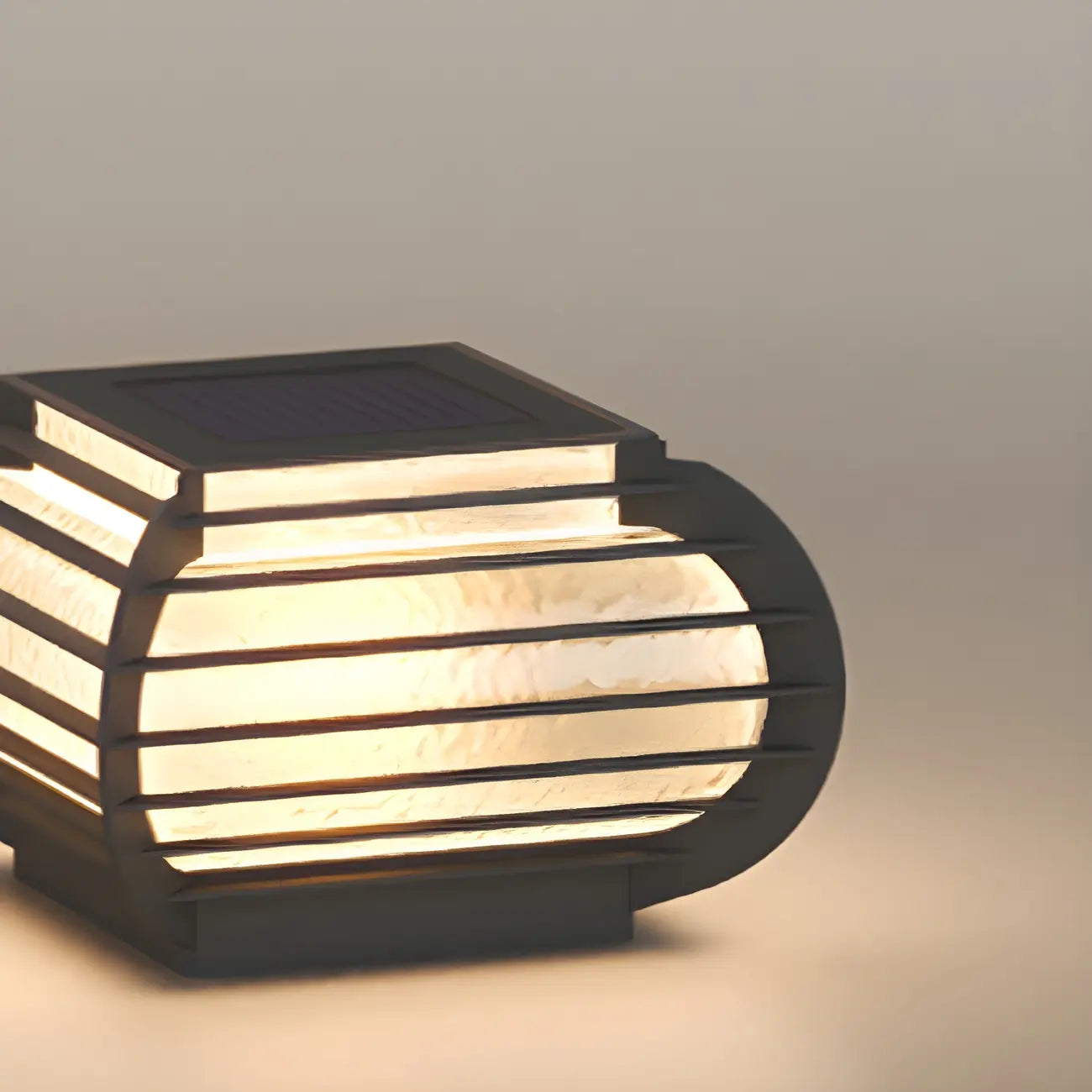 Lampadaires d'extérieur en métal noir côtelé à lumière chaude