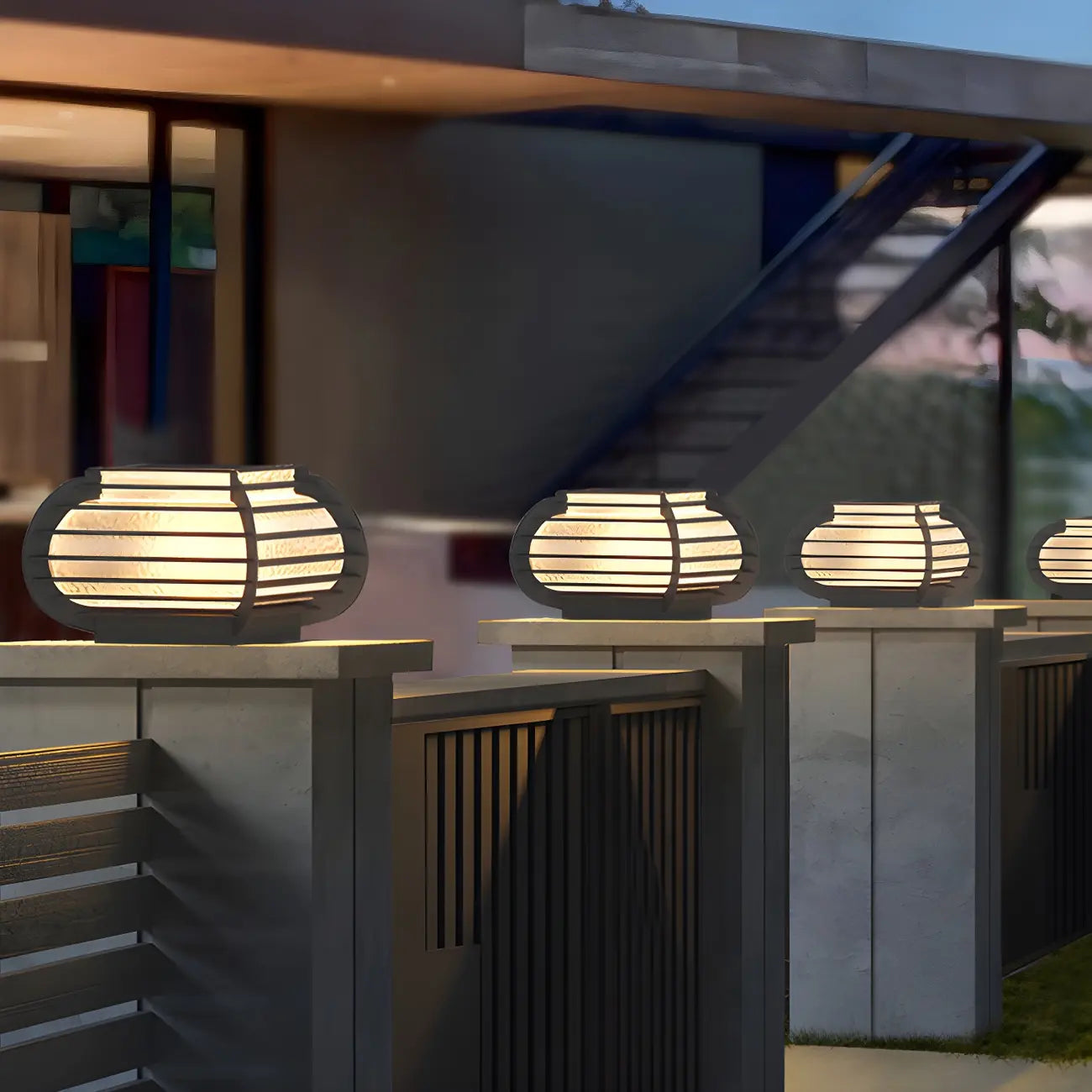 Lampadaires d'extérieur en métal noir côtelé à lumière chaude