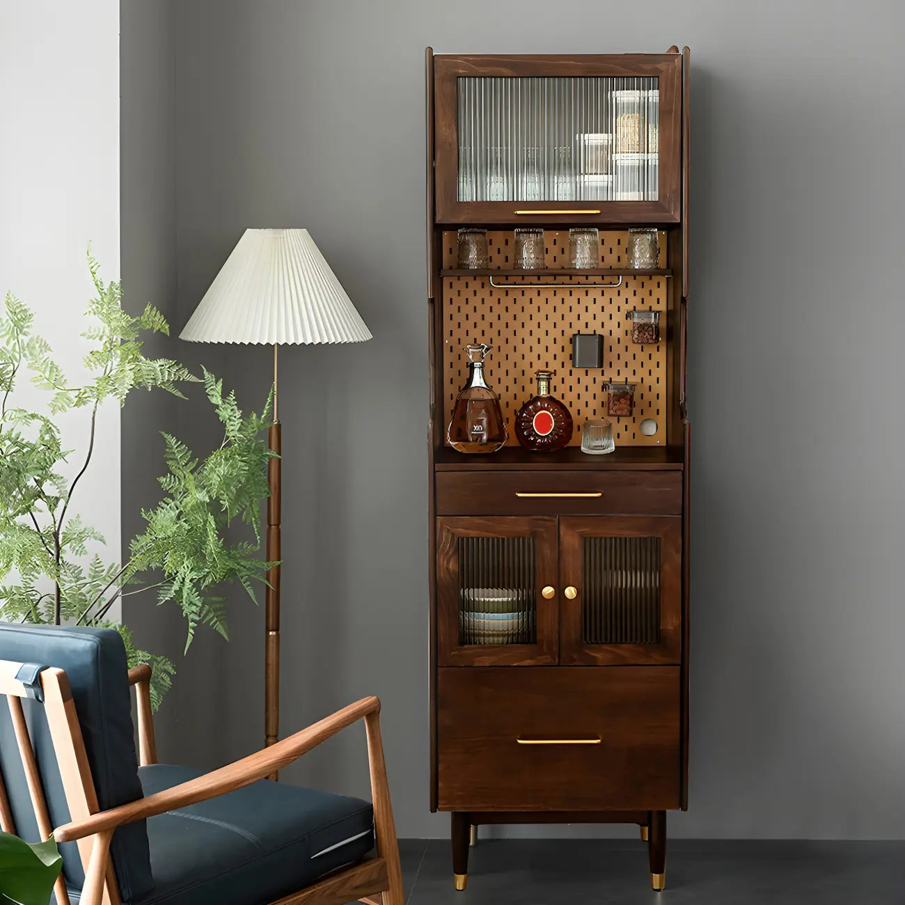 Credenza con ante in vetro e ripiani regolabili in legno di noce per sala da pranzo