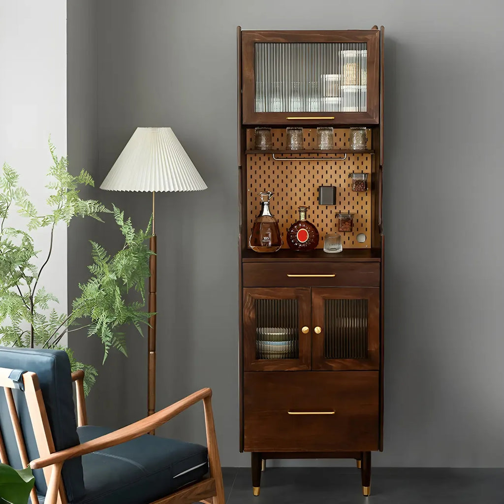Credenza con ante in vetro e ripiani regolabili in legno di noce per sala da pranzo